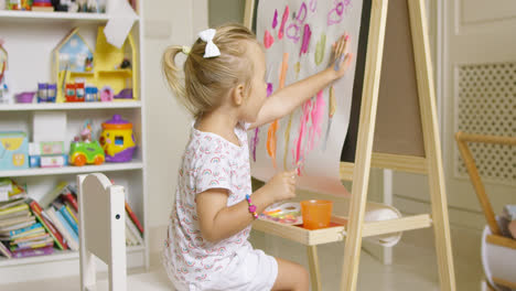 Little-girl-painting-with-her-hand
