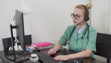 Beautiful-female-doctor-having-online-conversation-with-a-patient--Sitting-in-front-of-computer