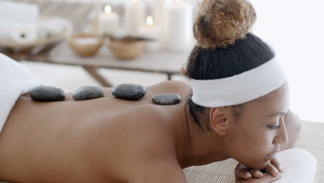 Frau-Bekommt-Hot-Stones-Massage-Im-Spa