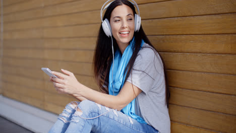 Attractive-young-woman-listening-to-her-music