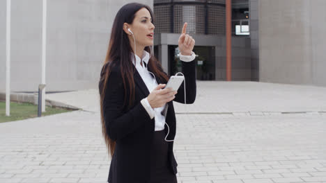 Young-businesswoman-talking-on-her-mobile