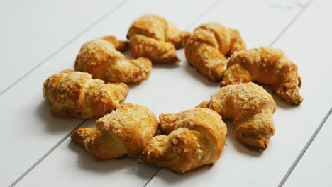 Fresh-croissants-laid-in-circle
