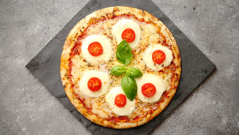 Pizza-Casera-Con-Tomate-Mozzarella