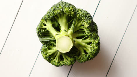 Top-view-of-green--fresh--raw-broccoli-placed-on-white-wooden-table