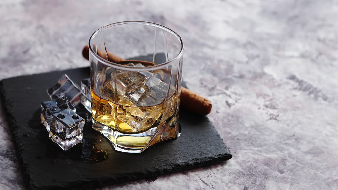427 Whiskey Ice Cubes Stock Photos, High-Res Pictures, and Images