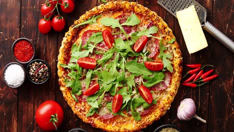 Fondo-De-Comida-Italiana-Con-Pizza-Pasta-Cruda-Y-Verduras-En-La-Mesa-De-Madera