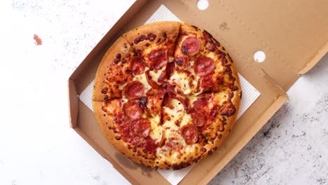 Delicious-pepperoni-pizza-in-the-in-delivery-box