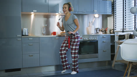Woman-singing-and-dancing-in-kitchen