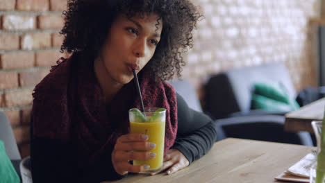 Woman-drinking-fresh-smoothie