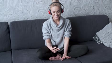 Portrait-of-attractive-woman-using-smart-phone-to-listen-to-music