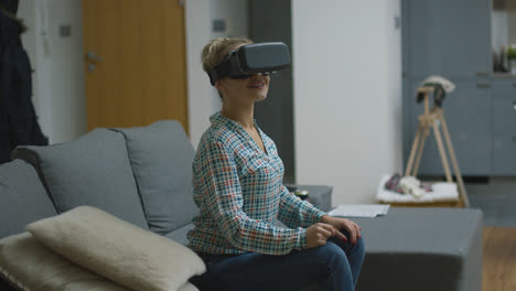 Amazed-woman-in-VR-headset